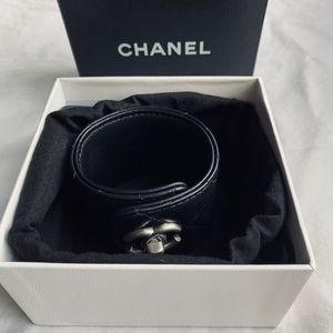 Quilted leather CHANEL braclet